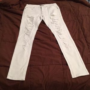 White skinny jeans. Never worn- brand new!